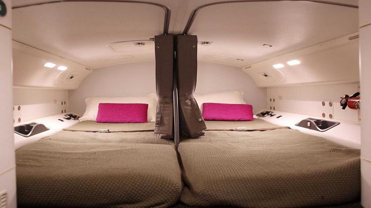 بالصور.. تعرَّف على غرف نوم سرية في الطائرات لايعرفها الركاب