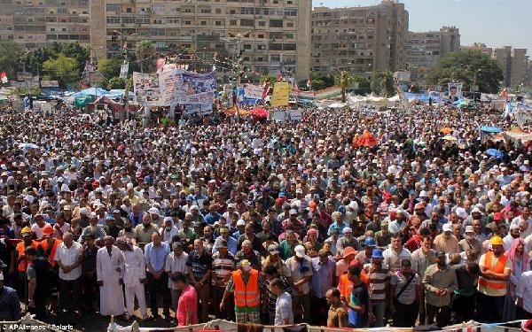 معتصمو رابعة يؤدون صلاة الجنازة على أحد شهداء التذكاري