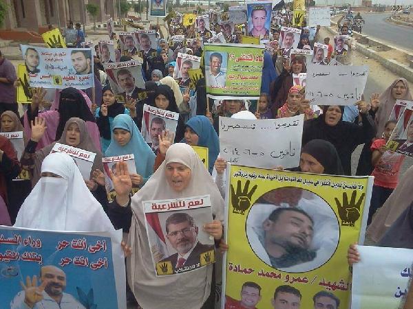 سلاسل نسائية وشبابية بالأقصر رفضا لتنصيب قائد الانقلاب