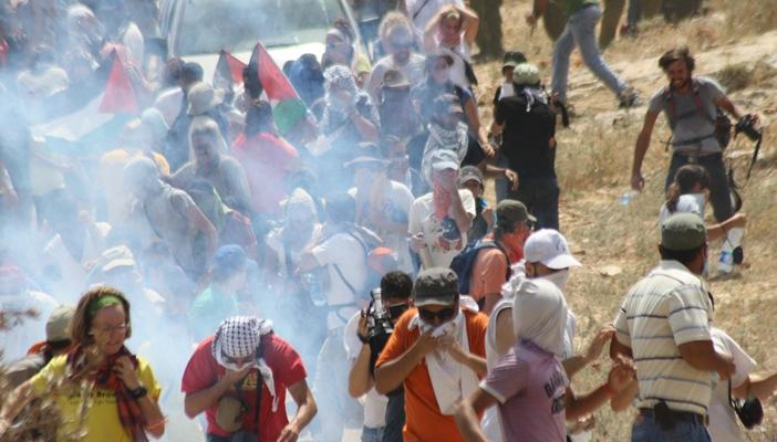 اختناق العشرات خلال فض قوات الاحتلال لمسيرة بلعين