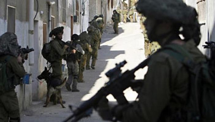 قوات الاحتلال تداهم منازل الفلسطينيين جنوب غرب جنين