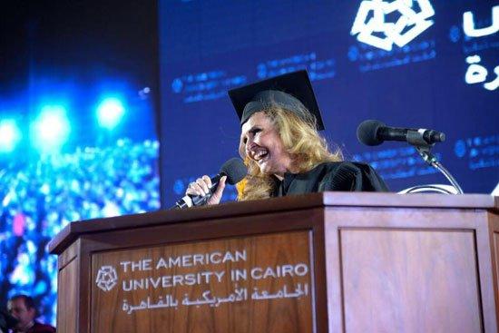 دكتوراه يسرا “الفخرية” تثير جدلا على “تويتر”.. ونشطاء: منحة على الجاهز