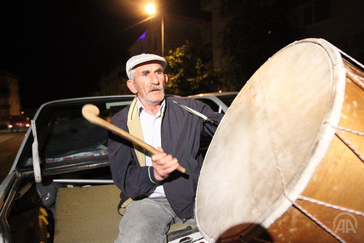 بالصور.. المسحراتي مهنة تصارع من أجل البقاء