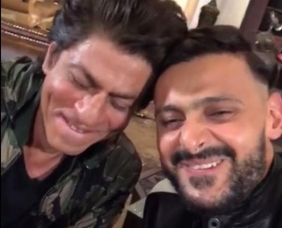 مديرة أعمال شاروخان تؤكد: كان على علم مُسبق بالمقلب وغضبه مجرد تمثيل