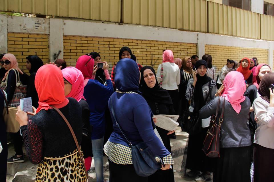 بالصور.. طلاب وأولياء أمور مدرسة المنيرة يصفون وزير التعليم بـ”الفاشل”