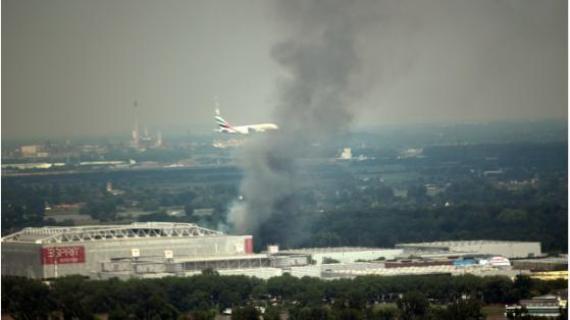 بالصور.. حريق هائل يدمر مركزا لإيواء اللاجئين في ألمانيا