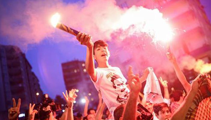 بالصور.. الأتراك يحتشدون بالشوارع بعد نتائج الانتخابات التشريعية