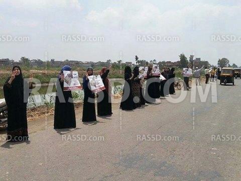 سلسلة بشرية بقرية ” الكفر الجديد “بالدقهلية رفضا للإنقلاب