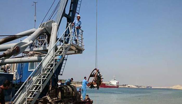 غرق حفار  في مشروع قناة السويس