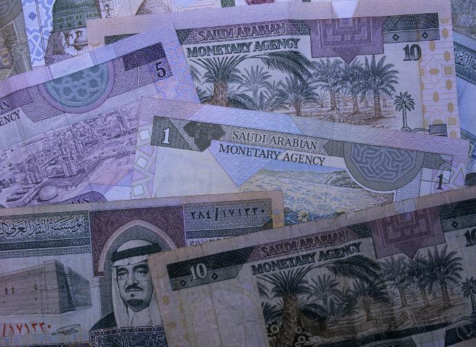 “تقليص الرواتب” يتصدر تويتر بالسعودية.. ومغردون: خفضوا مصاريف الأمراء