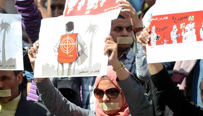 في عام السيسي الأول: مقتل 10 صحفيين وسجن 100 وضرب 250 بالميادين