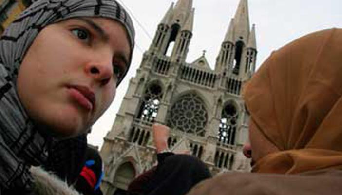 الإندبندت: الشرطة البريطانية تحقق في واقعة تمزيق حجاب سيدة مسلمة