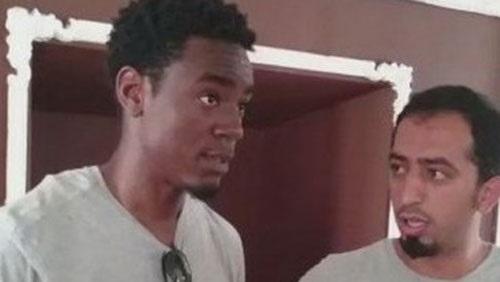 بالفيديو.. طيار أميركي يعتنق الإسلام على يد ضابط بالقوات السعودية