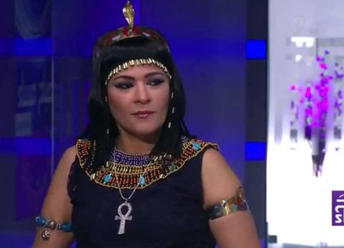 فيديو | ناشطة مؤيدة للسيسي تظهر بزي فرعوني احتفالًا بتنصيبه