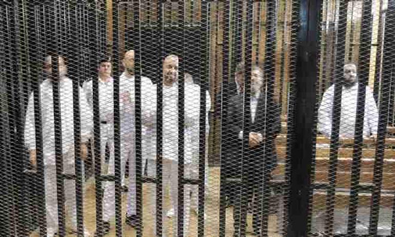 وصول “مرسي” إلى مقر المحاكمة فى “أحداث الإتحادية”