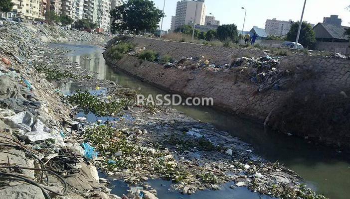 قمامة  وورش ميكانيكا وغرف لبيع المواد المخدرة على جانبي ترعة المحمودية