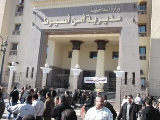 القبض على 5 من معلمي التعاقد المعتصمين بأسيوط