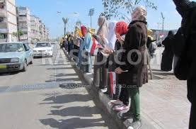 سلسله بشرية لنساء ضد الانقلاب ببورسعيد تنديدا بحبس المعتقلين