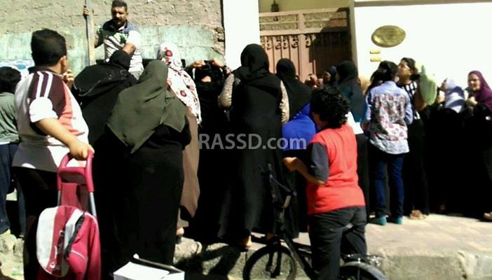 مشادات وإهانات أثناء توزيع السلع التموينية قبيل رمضان في أسيوط