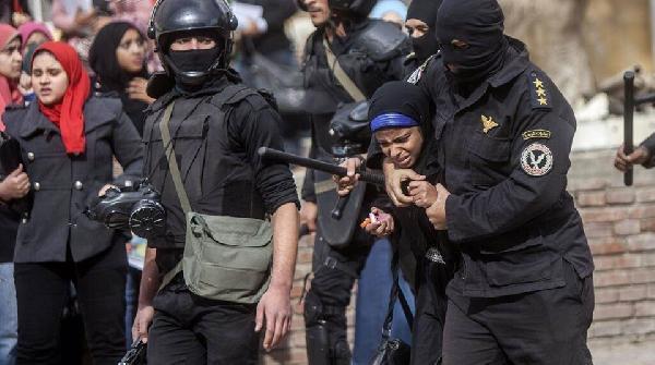“العربية لحقوق الإنسان” تؤكد تعرض 17 فتاة بسجن القناطر للتعذيب