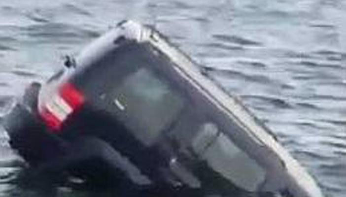 بالفيديو.. شاب يقود سيارة دفع رباعي على إطارين في البحر