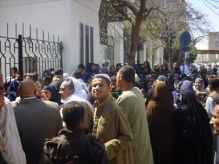 صفط اللبن يتظاهرون أمام محافظة الجيزة للمطالبة بتوصيل المياه