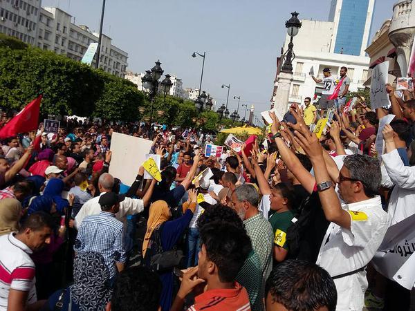 بالصور.. وقفة احتجاجية لحملة “وينو البترول” أمام المسرح البلدي بتونس