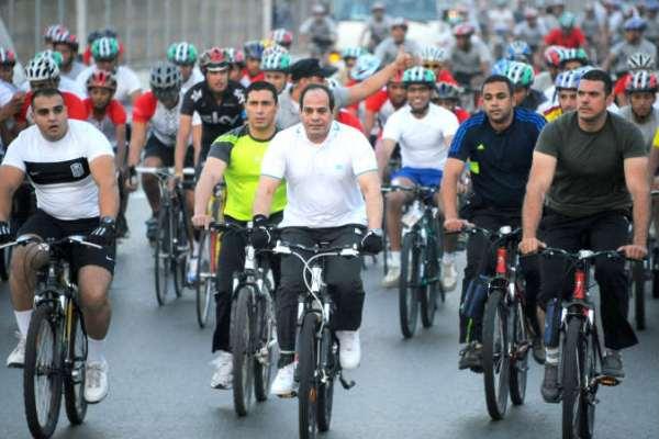 صور وفيديو| 6 سقطات للسيسي في ماراثون الدراجات