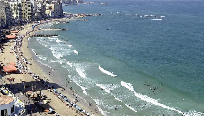 بالأسعار والتفاصيل.. تمتع بشواطئ الإسكندرية من المجانية إلى السياحية