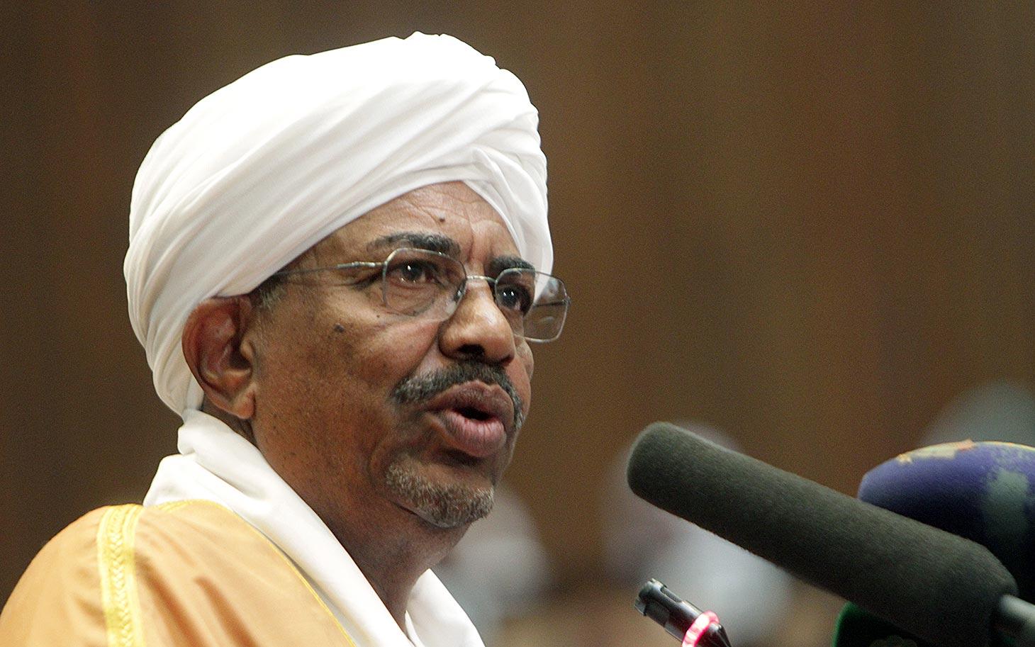 بالصور.. البشير يحضر القمة الإفريقية بالبدلة الزرقاء
