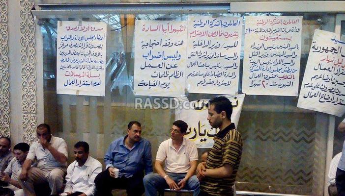 بالصور.. عمال محطة مصر يضربون عن العمل