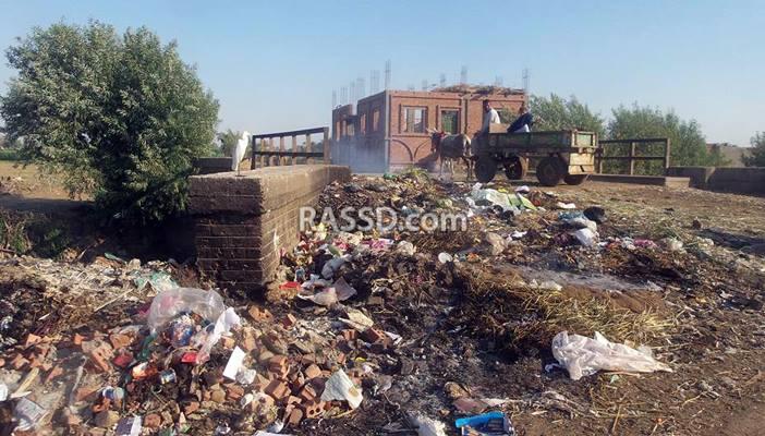 القمامة تحاصر أهالي “طلا”.. والمسؤولون “لا حياة لمن تنادي”