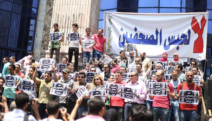 الصحفيون يعلنون الغضب من انتهاكات “الداخلية” ضد المهنة