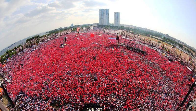 بالفيديو..أردوغان يحي مئات الآلاف من أنصاره بجوار تقسيم
