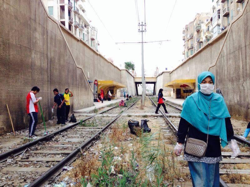 صور|طلاب “ماليزيين” يتطوعون لتننظيف الأسكندرية