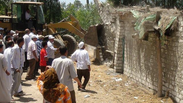 لإرضاء أباطرة الأموال.. «الفقراء» في عهد السيسي خارج نطاق السكن