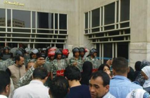 موظفو الجامعات:سنشعل النار  في أنفسنا 30 يونيو