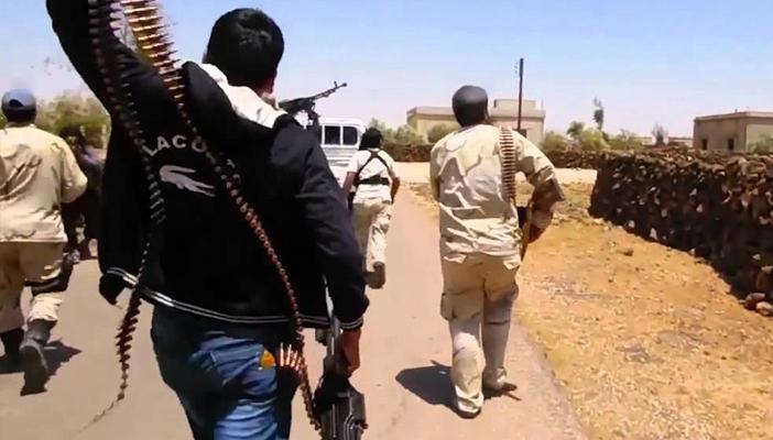 بعد هزيمتهم في تل أبيض.. عناصر “داعش” تحلق لحاها قبل الهرب لتركيا