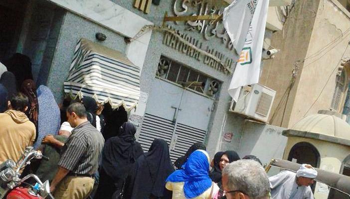 تقليل ساعات العمل بالبنوك.. وخبير لـ”رصد”: سيؤدي للازدحام