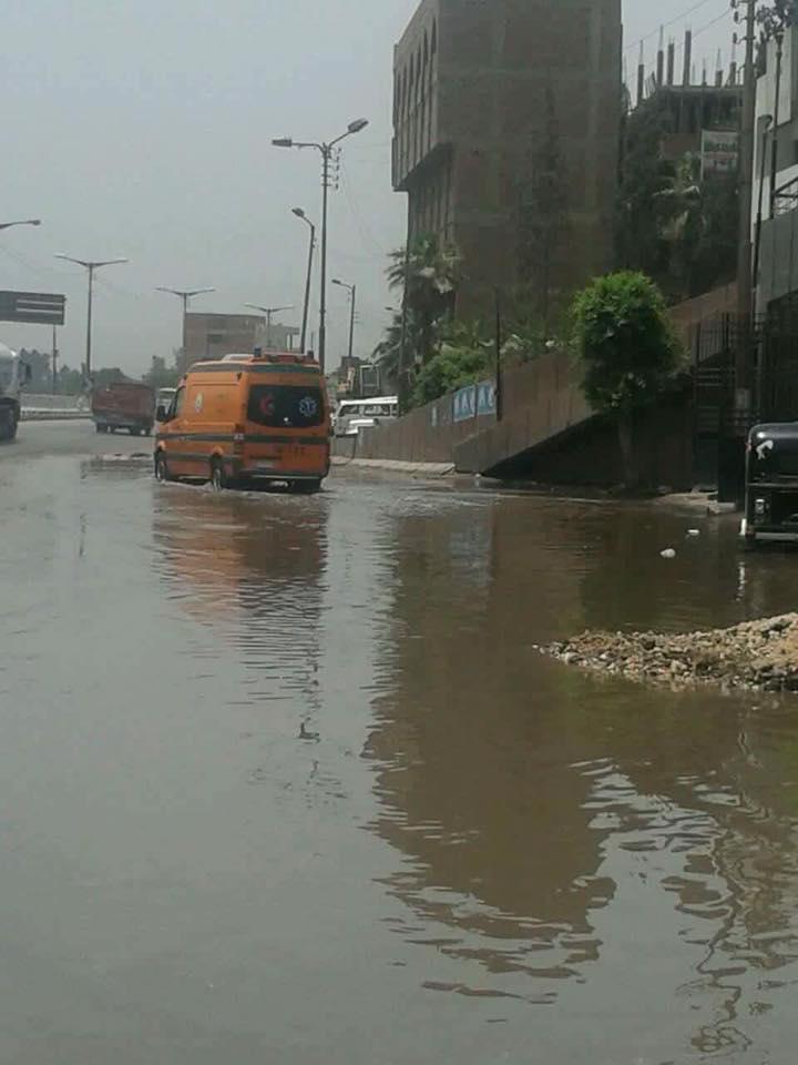 بالصور.. مياه الصرف الصحي تغرق شارع مستشفى قويسنا العام بالمنوفية