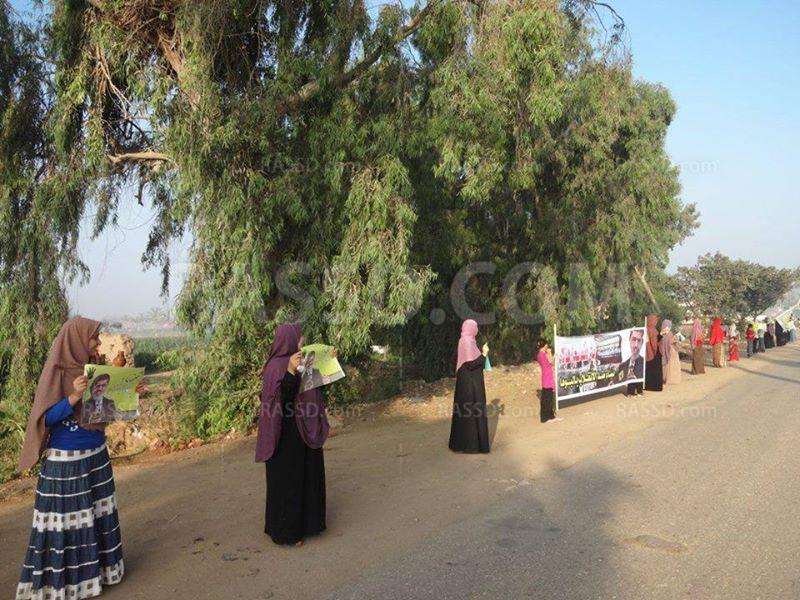 سلسلة بشرية لنساء ضد الانقلاب بميت غمر في الدقهلية