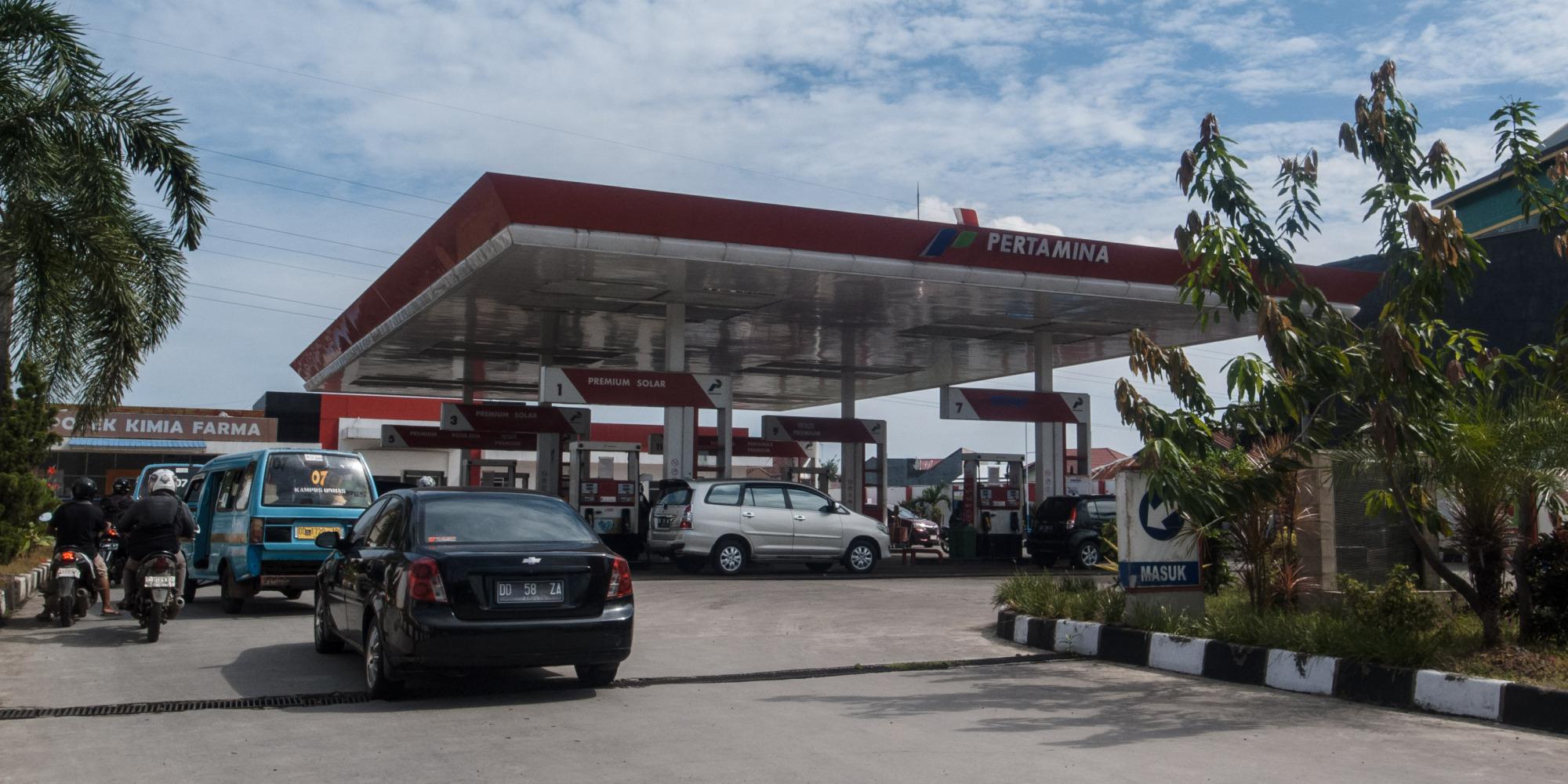 بالفيديو.. لترا بنزين مجانًا في إندونيسيا لمن يقرأ جزءًا من القرآن