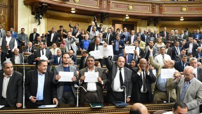 بسبب «تيران وصنافير».. الانشقاقات تضرب الأحزاب وفصل للنواب