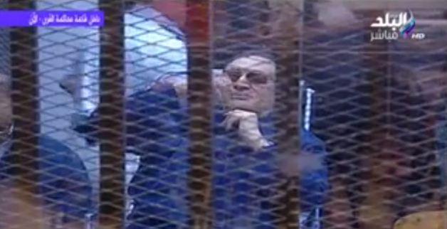 فيديو | مبارك يرسل “قبلة” لمؤيديه أثناء محاكمته