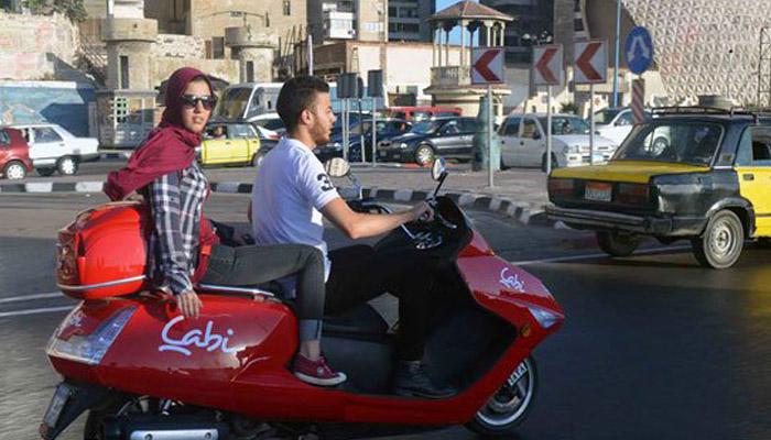 الموتوسيكل “الليموزين”..  أحدث تقاليع الإسكندرية في نقل الأفراد