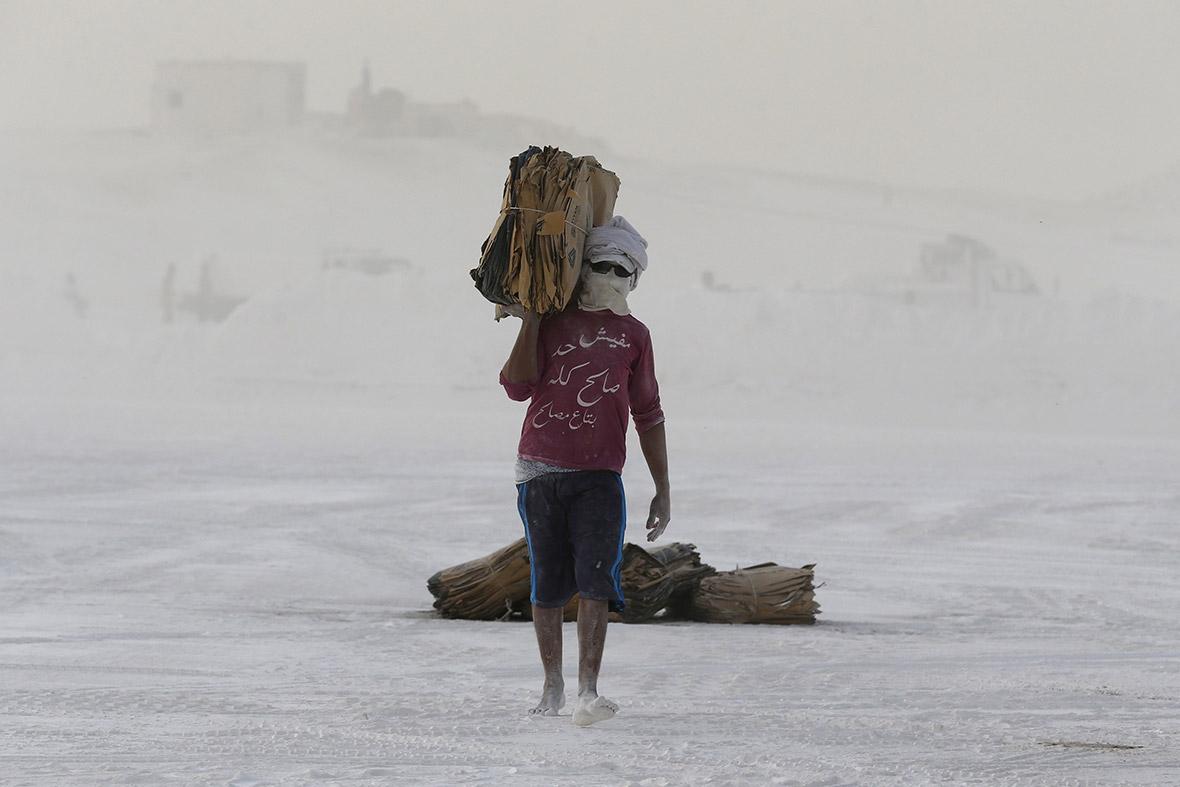 بالصور.. صحيفة بريطانية: البطالة تدفع المصريين للعمل في محاجر الموت