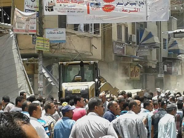 صور | حملة لإزالة التعديات بالمنزلة وسط سخط أصحاب المحلات