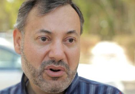 تفاصيل القبض على أحمد منصور في مطار ألماني