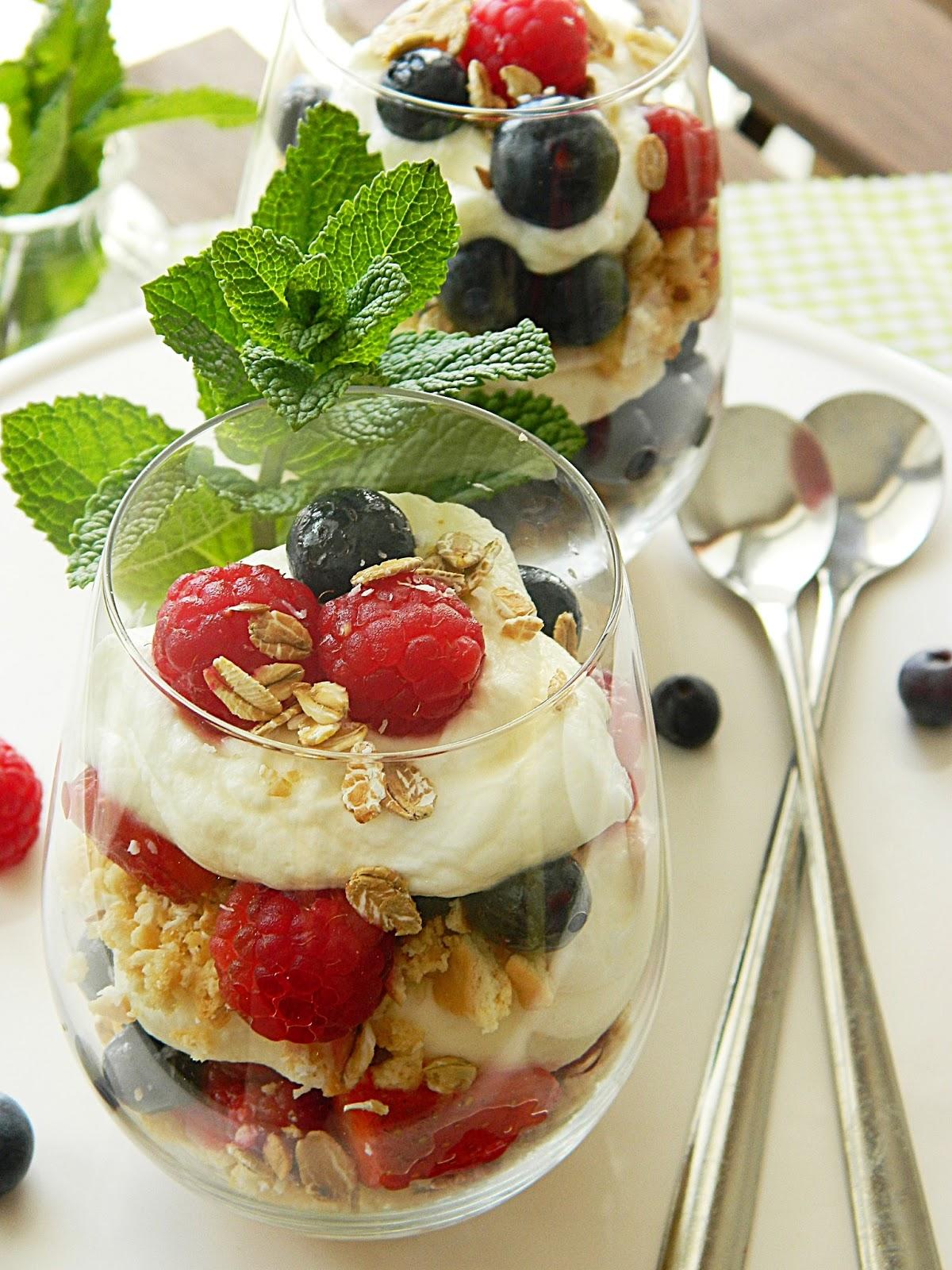 الفراولة والتوت.. 6 أغذية تعزز من صحة المخ وتحمي من الزهايمر