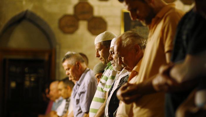 اشتباك بين إمام الأوقاف وعضو “النور” بالفيوم  للصراع علي إمامة المصلين